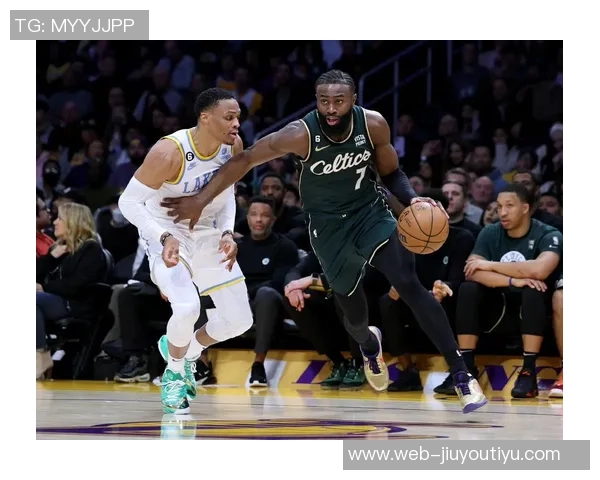 杰伦布朗半场表现回暖17分4板1盖帽次节手感火热独得15分