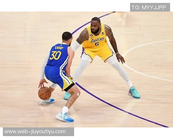 库里遭遇詹姆斯强力盯防拼尽全力才成功摆脱令人叹息的防守挑战